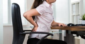 Rückenschmerzen: Grund sind falsche Büromöbel und die Haltung