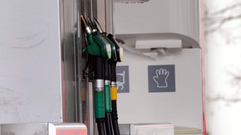 IW: Deutsche arbeiten fünf Minuten für einen Liter Benzin