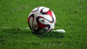 Intensivmediziner gegen volles Stadion bei DFB-Länderspiel