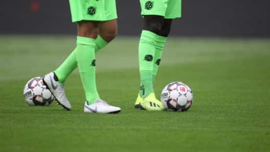 2. Bundesliga: Hannover trotzt Paderborn in Unterzahl Remis ab