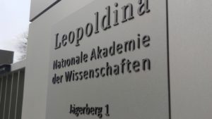 Leopoldina will strenge Kontaktbeschränkungen und Impfpflicht
