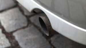 Autoexperte Dudenhöffer für Strafsteuer auf Benzin- und Dieselautos