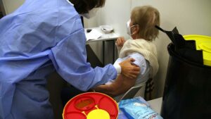 Lauterbach will entgegen Stiko vierte Impfung für Unter-60-Jährige