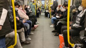 Verkehrsminister: In Bus und Bahn freiwillig Maske tragen