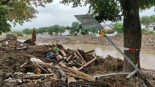 Ein Jahr Flutkatastrophe: DRK will Gleichstellung aller Helfer