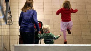 Karlsruhe: Kinderzahl bei Pflegeversicherung berücksichtigen