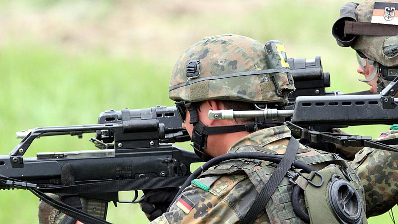 Lambrecht will Sondervermögen komplett in Bundeswehr investieren