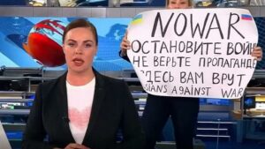Frau bekommmt nach Protestauftritt in russischem TV nur Geldstrafe