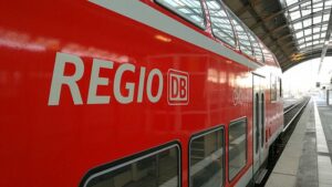 NRW: Mann sticht in Regionalzug auf Fahrgäste ein