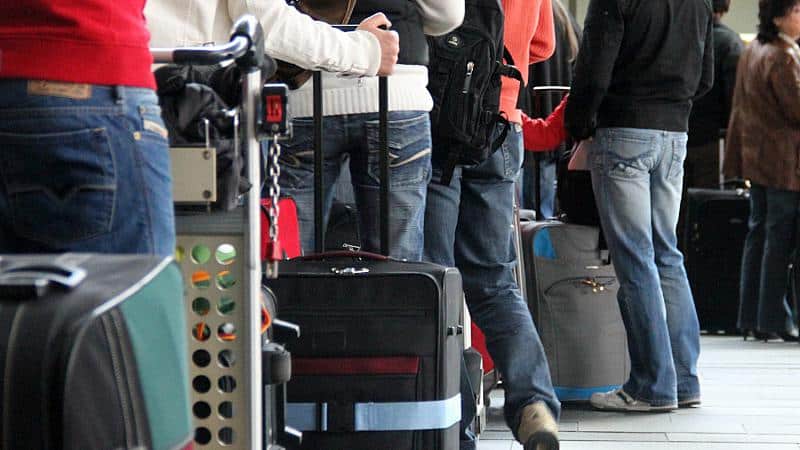 Regierung macht Passagiere für Warteschlangen mitverantwortlich