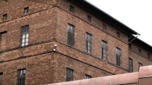 NRW-Justizminister will bessere Betreuung von Häftlingen