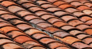 Terrakotta-Ziegel mit Solarzellen - Sonnenenergie für alte Häuser