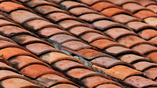Terrakotta-Ziegel mit Solarzellen - Sonnenenergie für alte Häuser