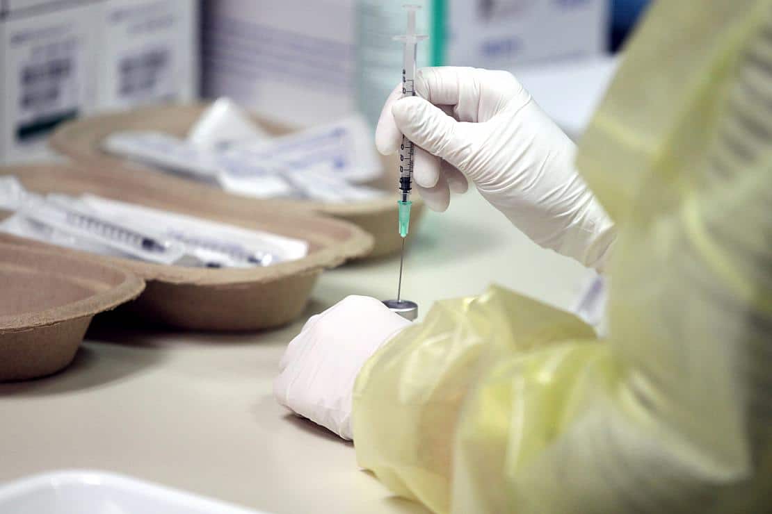 Hausärzte fordern Kombi-Impfstoff gegen Corona und Grippe