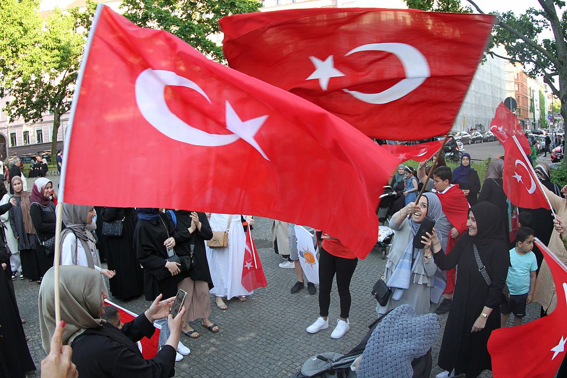 Erdogan-Anhänger in Deutschland feiern Wahlsieg