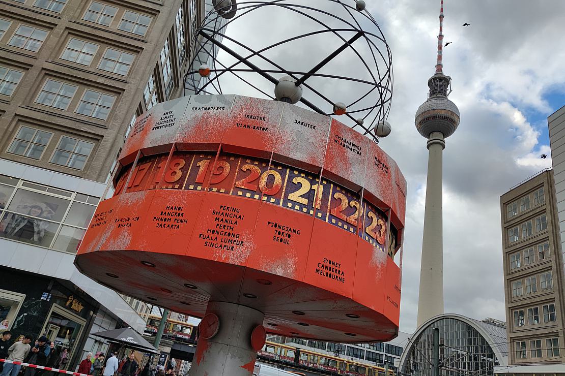 “Letzte Generation” beschmiert Weltzeituhr in Berlin mit Farbe