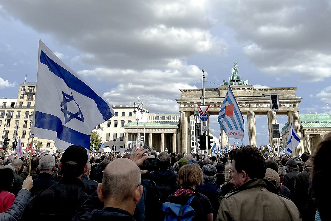Tausende bei Pro-Israel-Demo am Brandenburger Tor