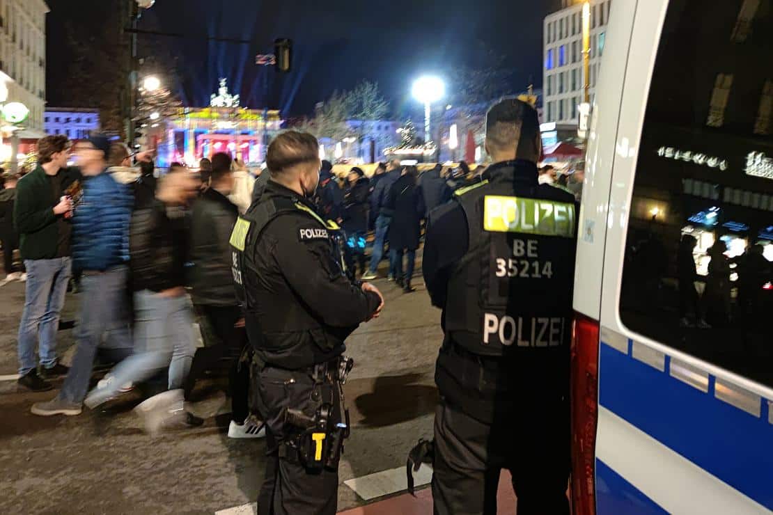 Berliner Polizei meldet 230 Festnahmen und 15 verletzte Beamte