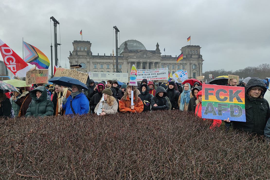 Über 150.000 Menschen bei Demo gegen Rechts vor Reichstagsgebäude