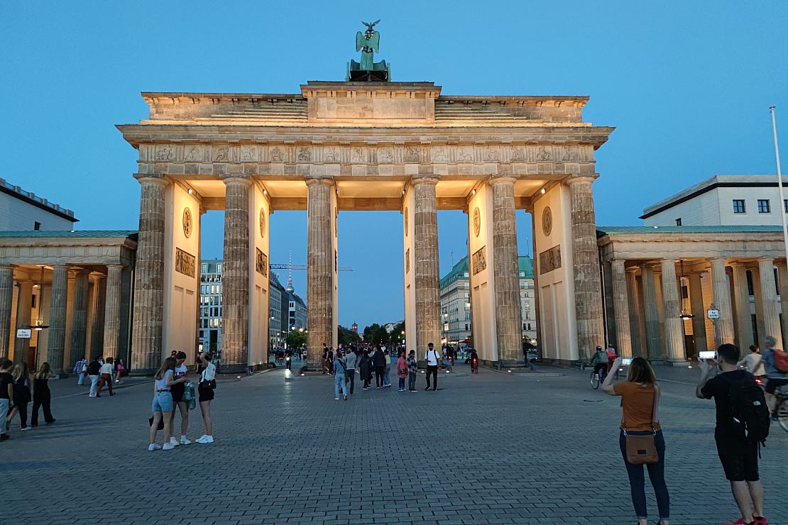 Montag um 0 Uhr wird am Brandenburger Tor gekifft