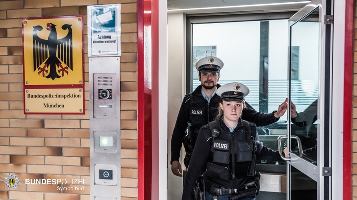 Blaulicht Polizei Bericht München: “Tanzend” in der S-Bahn