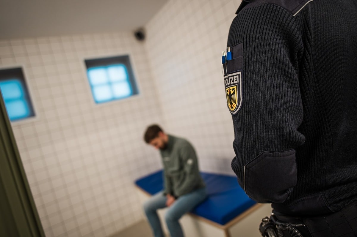 Blaulicht Polizei Bericht München: Mann kommt von Zugfahrt nicht mehr nach Hause