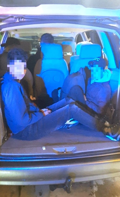 Blaulicht Polizei Bericht München: Geschleuste im Kofferraum – Schleuserfahrzeug mit überhöhter Geschwindigkeit