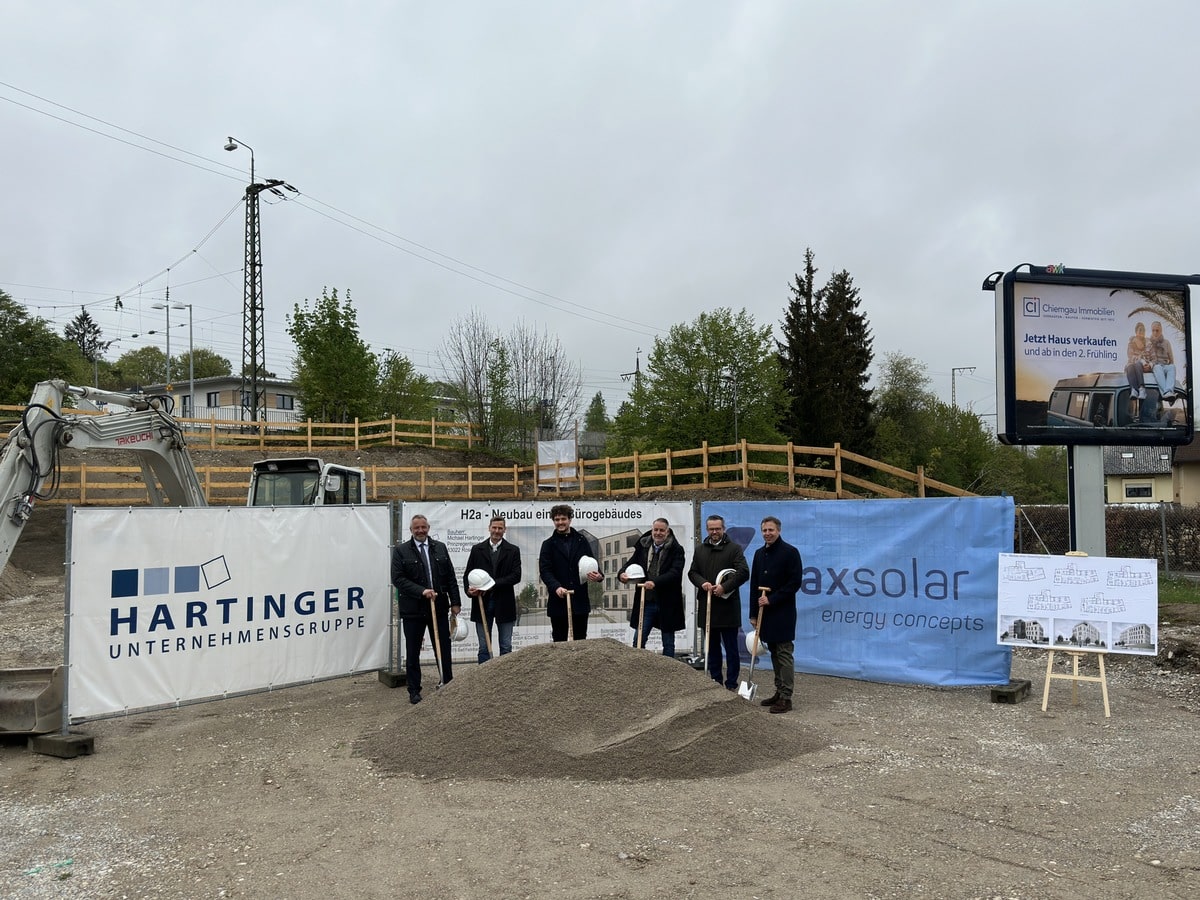 Spatenstich: Bau der neuen Firmenzentrale für MaxSolar in Traunstein beginnt