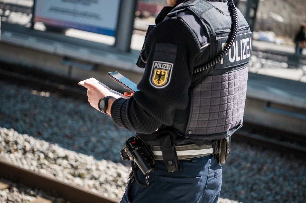 Blaulicht Polizei Bericht München: Gefälschte Ausweise, Schleusung und Haftbefehl