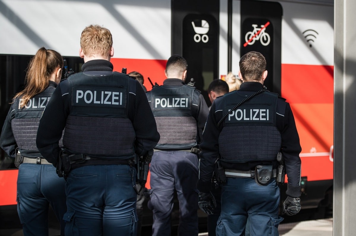 Blaulicht Polizei Bericht München: Ohne Reisedokumente und Zugtickets