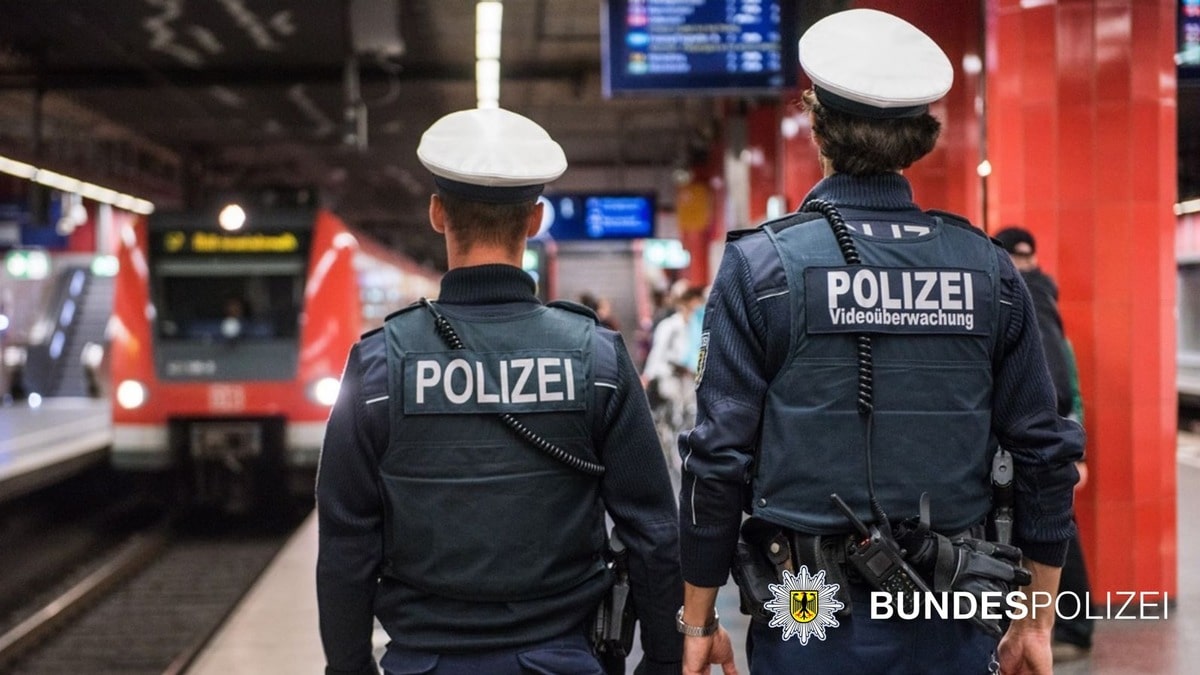 Blaulicht Polizei Bericht München: Alkoholisierter S-Bahn-Surfer
