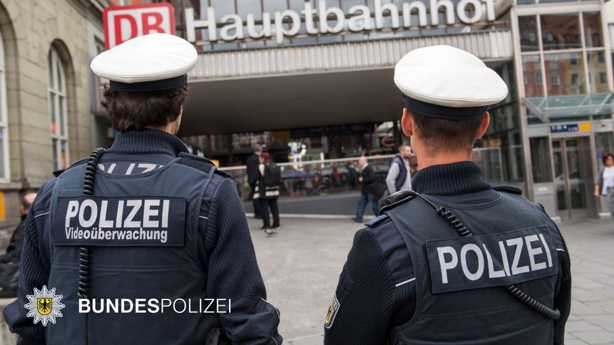 Blaulicht Polizei Bericht München: Mit Handtasche gegen DB-Security