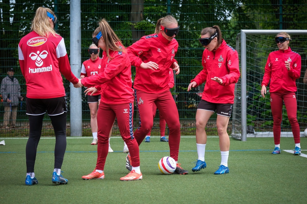 Ein Kick für Inklusion: FC-Frauen trainieren mit Blindenfußballer Hasan Koparan