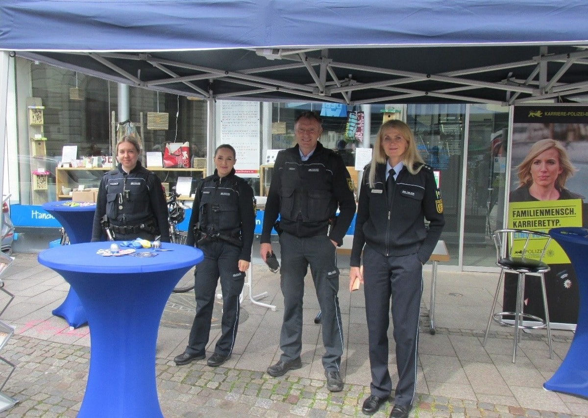 Blaulicht Polizei Bericht Freiburg: Das Polizeipräsidium Freiburg auf dem Radmarkt Emmendingen