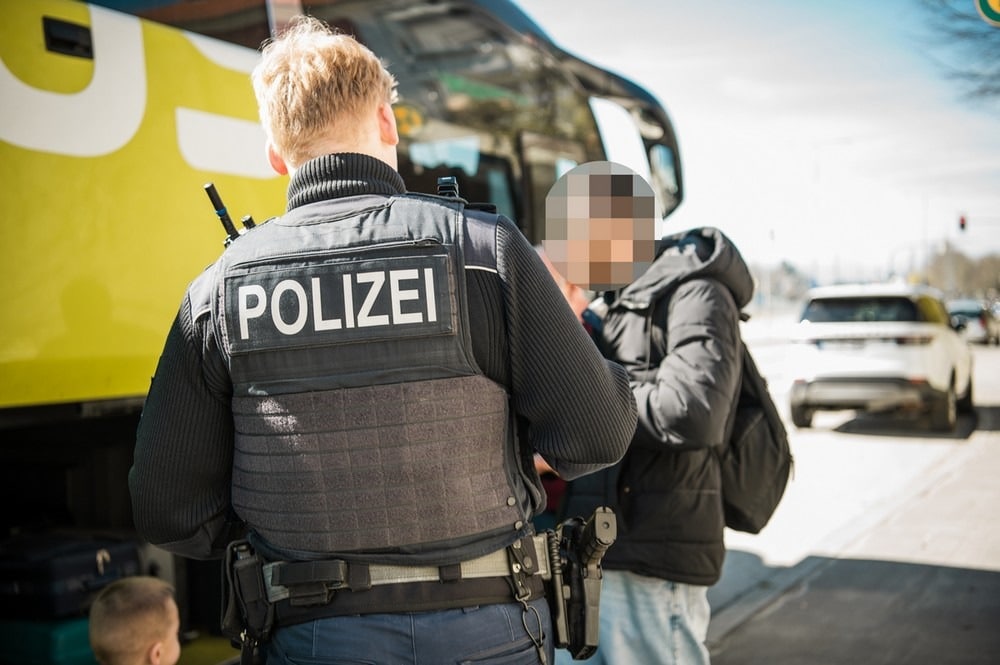 Blaulicht Polizei Bericht München: Dokumente und gefälschtes Visum im Schuh versteckt